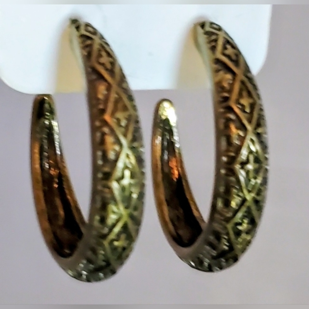 Set Of Brass and Maroon Fringe Necklace And Earring Set. - Picture 5 of 9